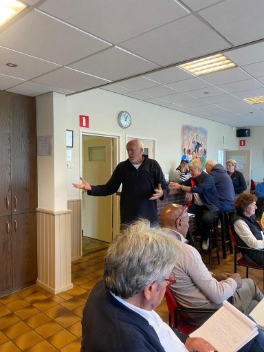 Voorzitter Ge Versleijen opent de druk bezette jaarvergadering